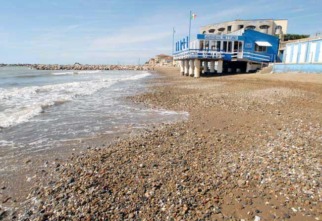 Un'immagina dell'erosione della spiaggia a San Vincenzo