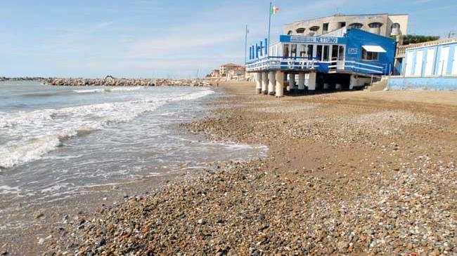 Un'immagina dell'erosione della spiaggia a San Vincenzo