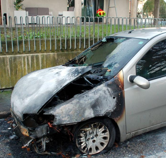 La follia dei piromani. Incendiate sei auto 
