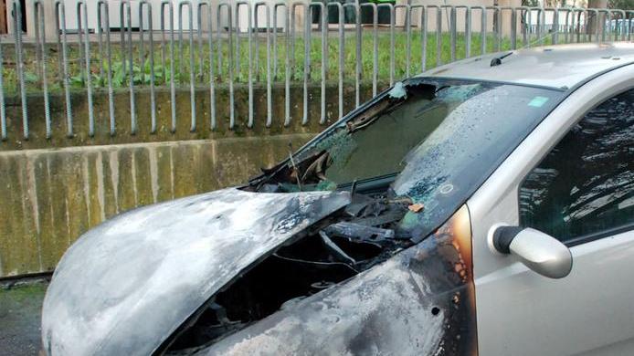 La follia dei piromani. Incendiate sei auto