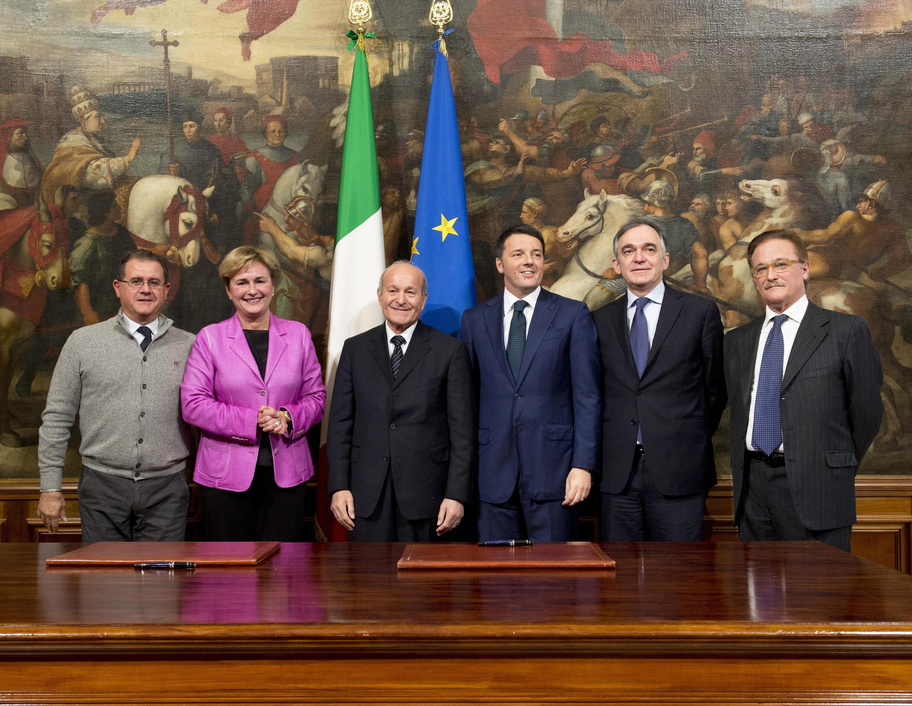 Il primo a sinistra, con il maglione grigio, il sindaco di Piombino