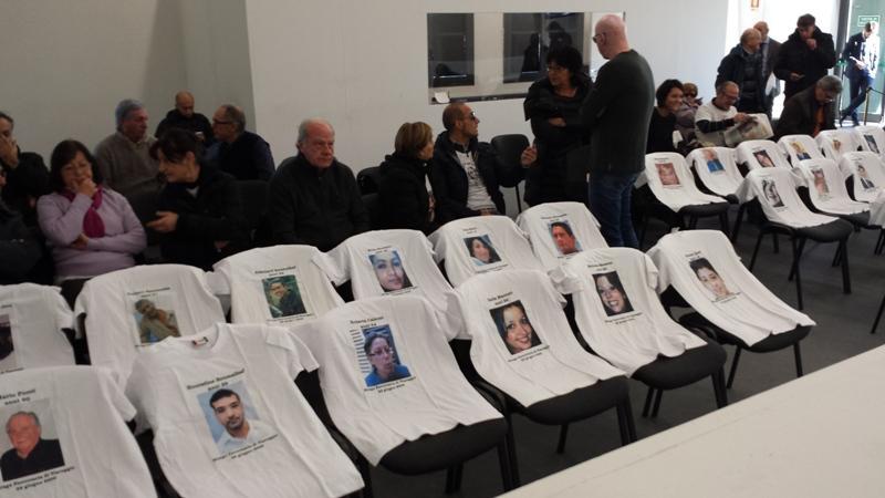 In aula le sedie con le magliette bianche e i volti delle vittime della strage di Viareggio
