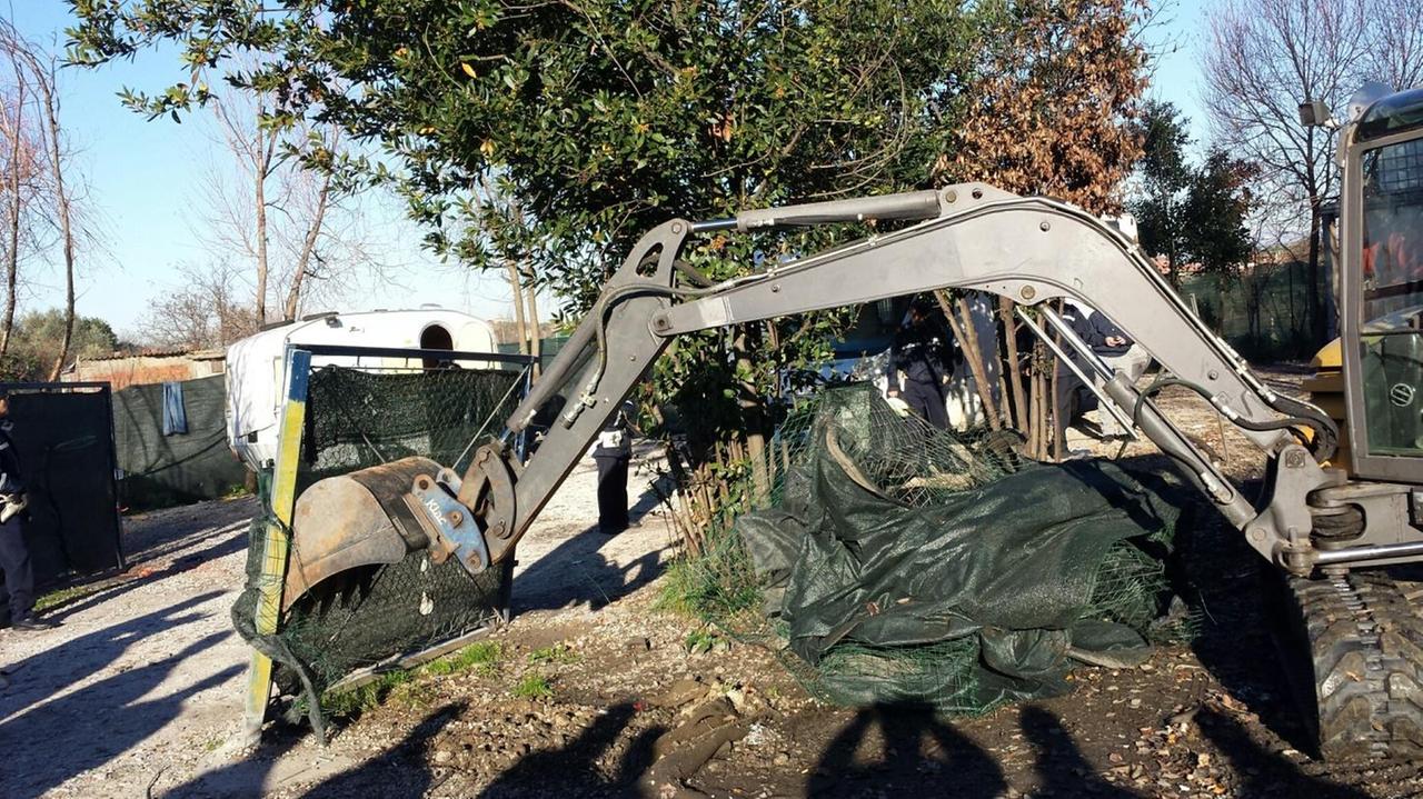 Si abbattono le baracche al campo rom, al loro posto orti per il quartiere