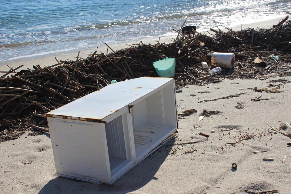 Lo sporco (e il frigorifero) sulla spiaggia di Fetovaia
