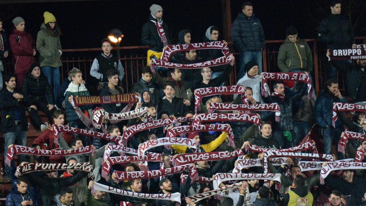 Tifosi del Pontedera allo stadio Ettore Mannucci (Foto Franco Silvi)