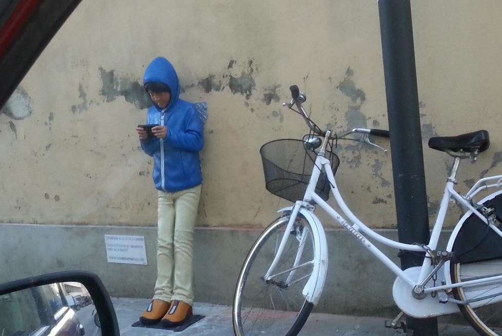 Spunta la statua di “8”, il bambino con il videogioco 