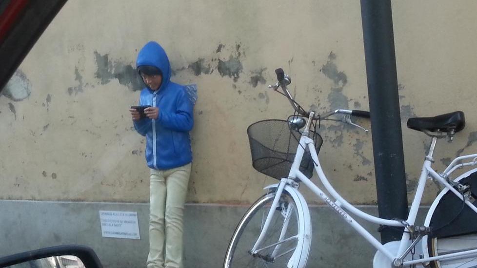 Spunta la statua di “8”, il bambino con il videogioco