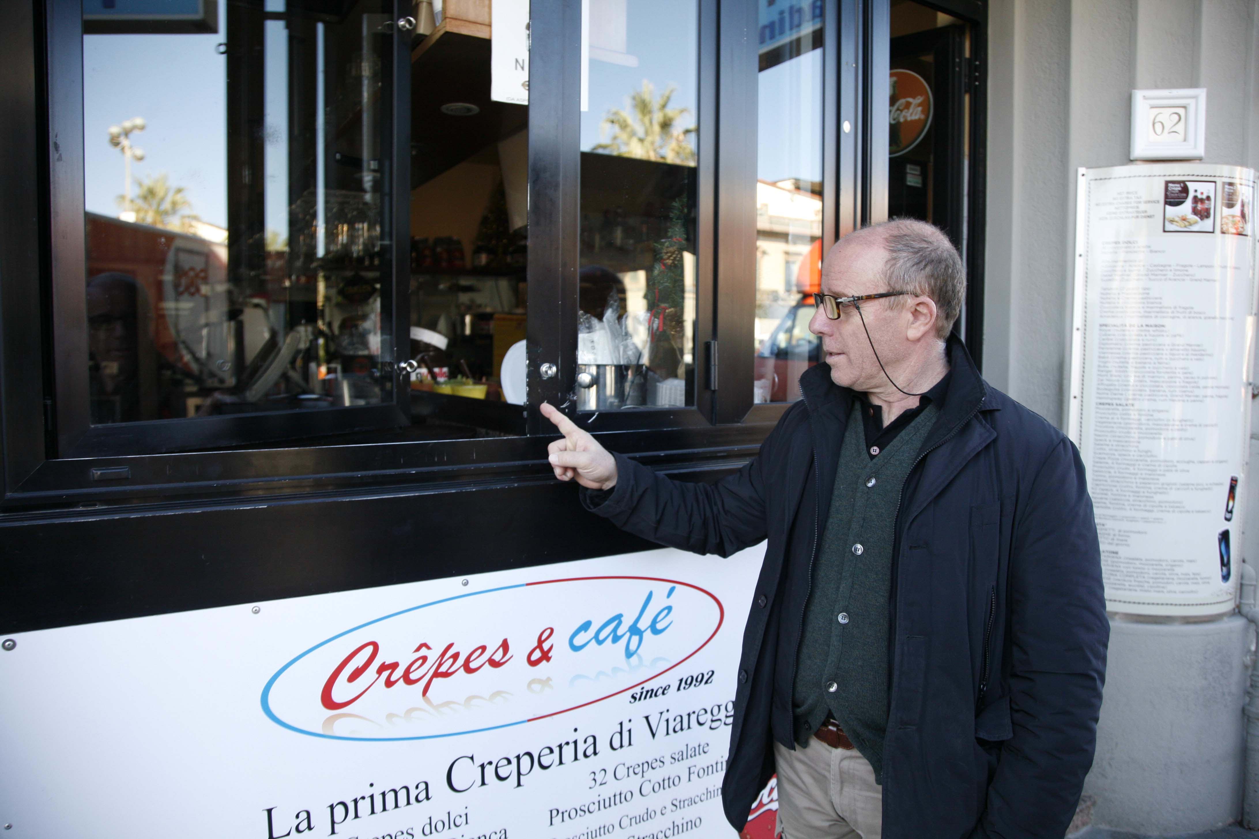 Il titolare di Crepes & Cafè Mauro Ciampa mostra la finestra da cui sono entrati i ladri
