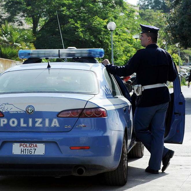 Vandali spaccano gli specchietti delle auto in sosta 