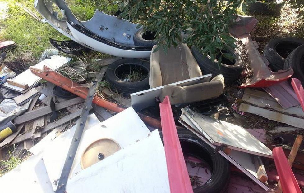 Rifiuti abbandonati nel terreno del Comune 