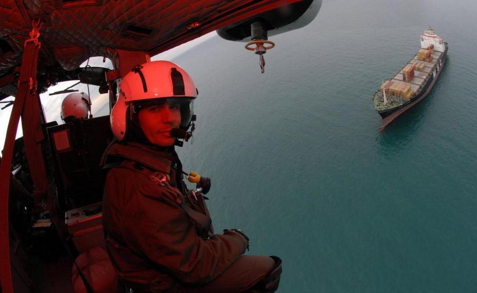 Medaglia all’eroe che salvò otto vite 