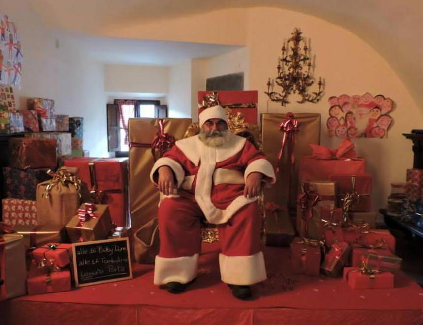 A Castelnuovo tutti in fila alla Casa di Babbo Natale 