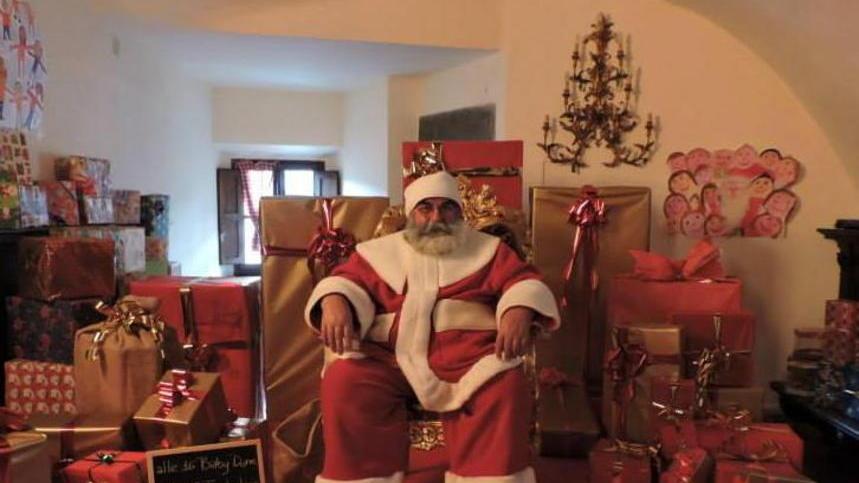 A Castelnuovo tutti in fila alla Casa di Babbo Natale