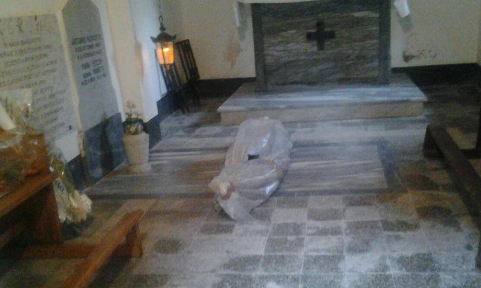 Sacco con la salma in mezzo alla chiesa