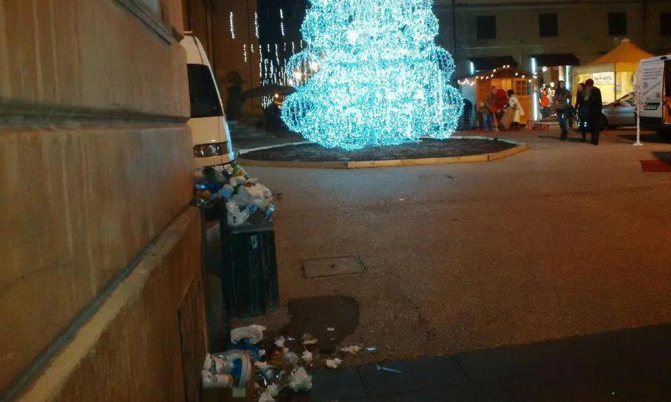 Rifiuti sotto l’albero di Natale
