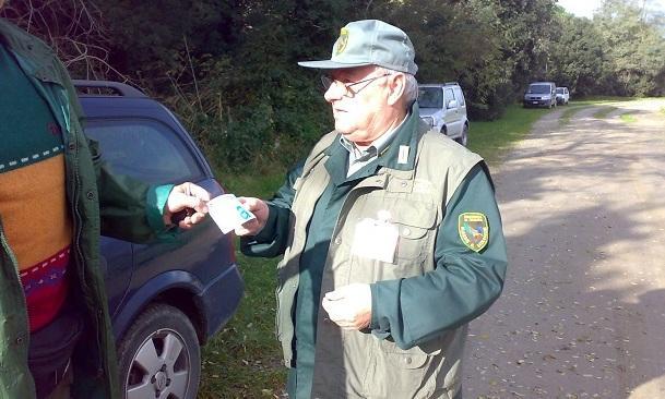 Raccoglievano funghi senza permesso