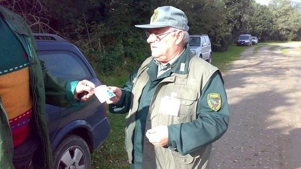 Raccoglievano funghi senza permesso