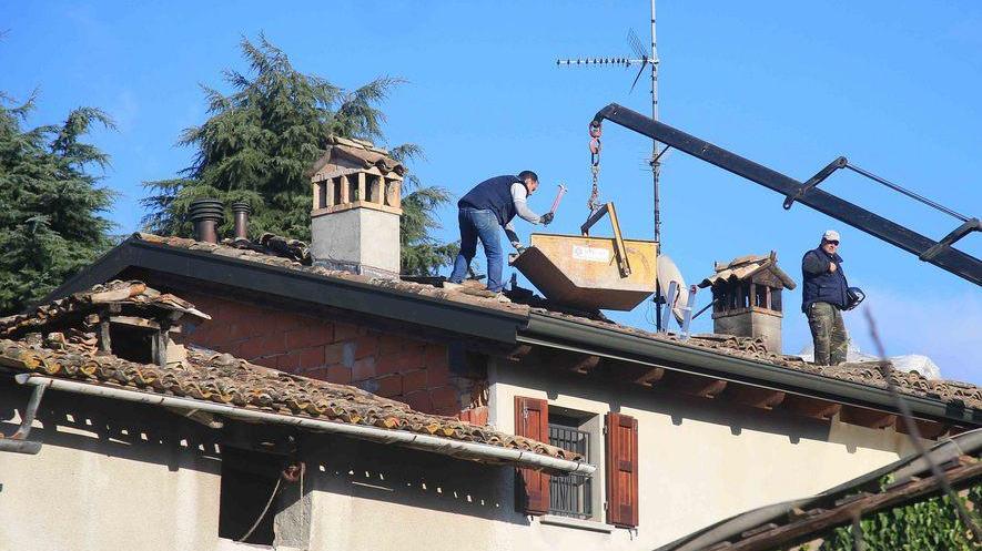 Rogo sul tetto di una casa, ingenti i danni