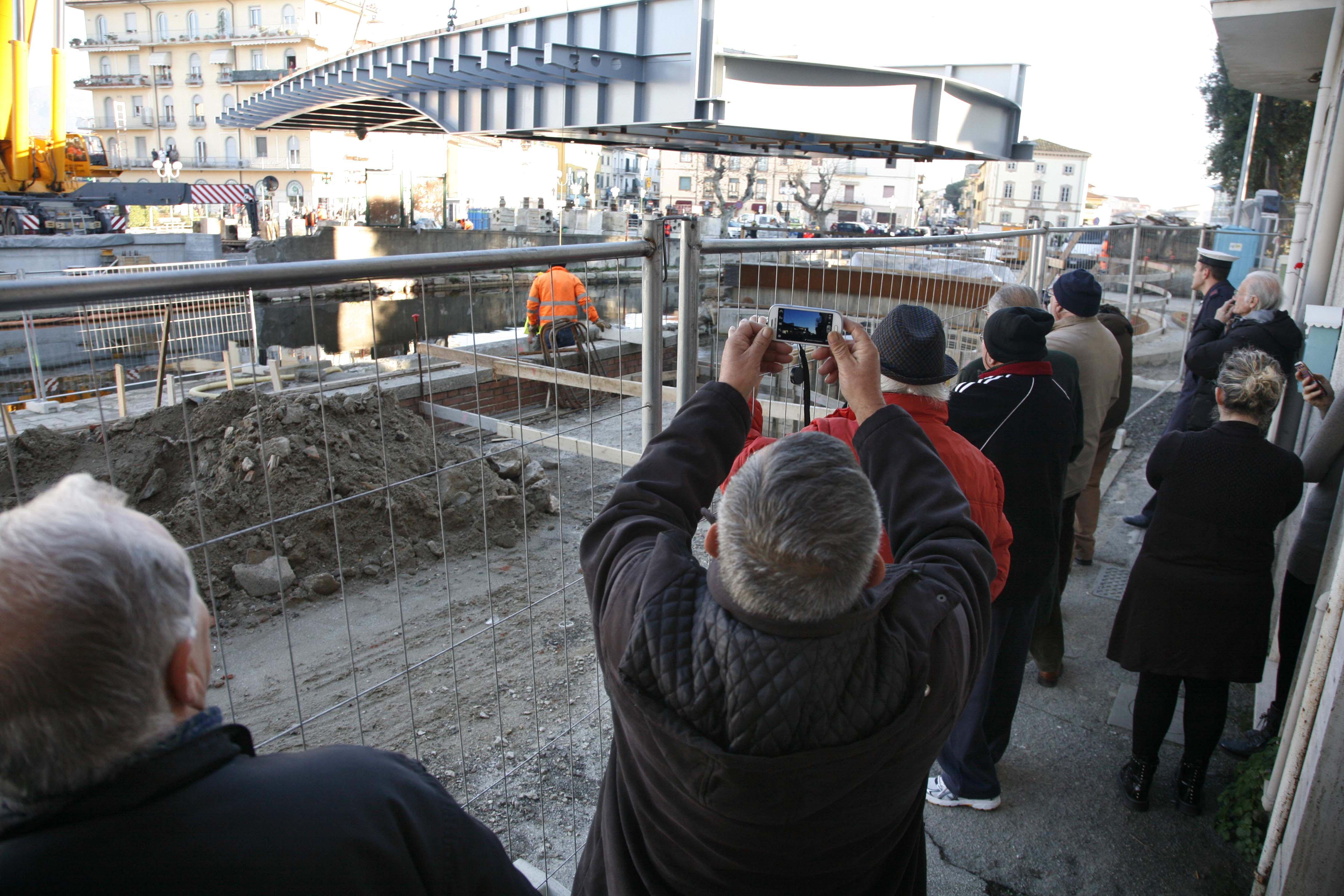 La posa del nuovo ponte girante a Viareggio
