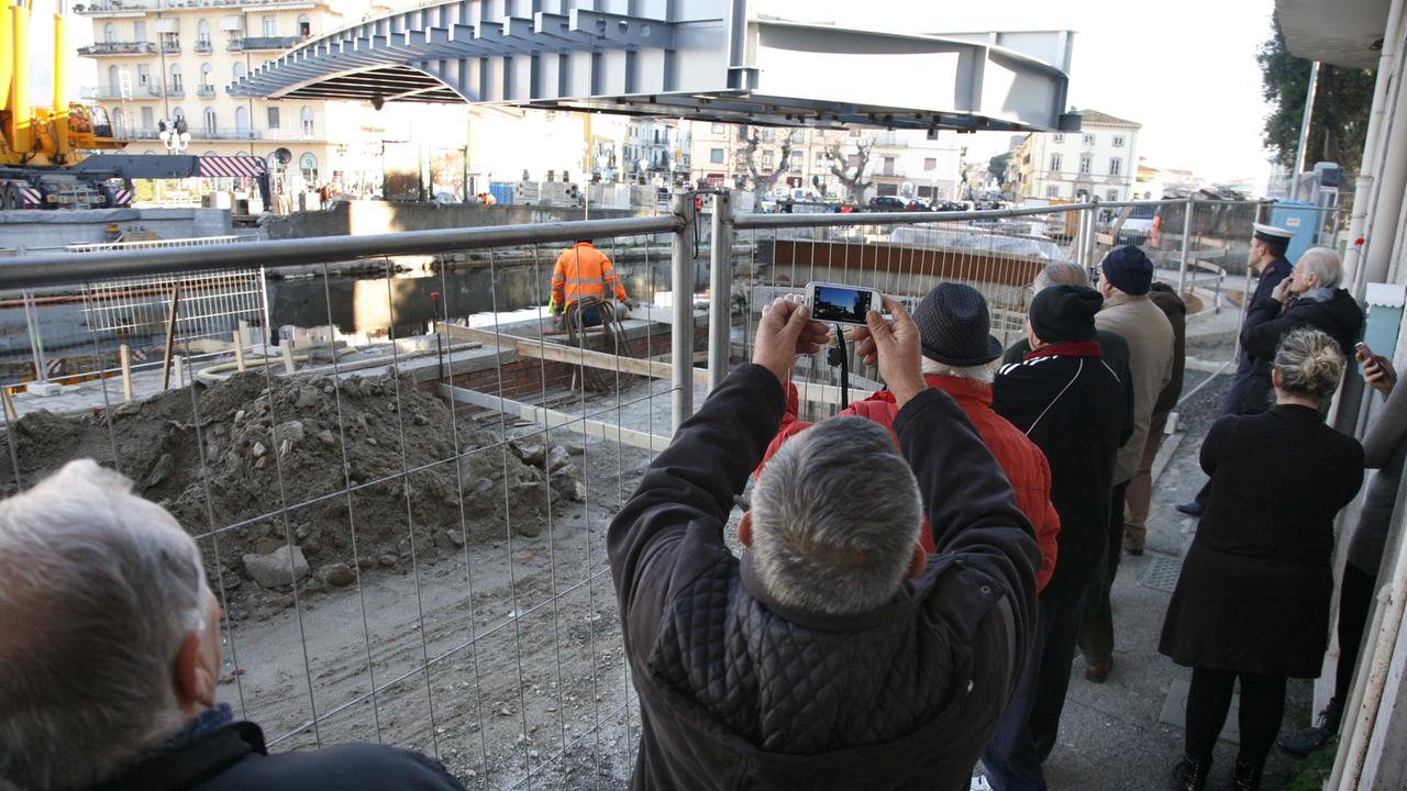 La posa del nuovo ponte girante a Viareggio