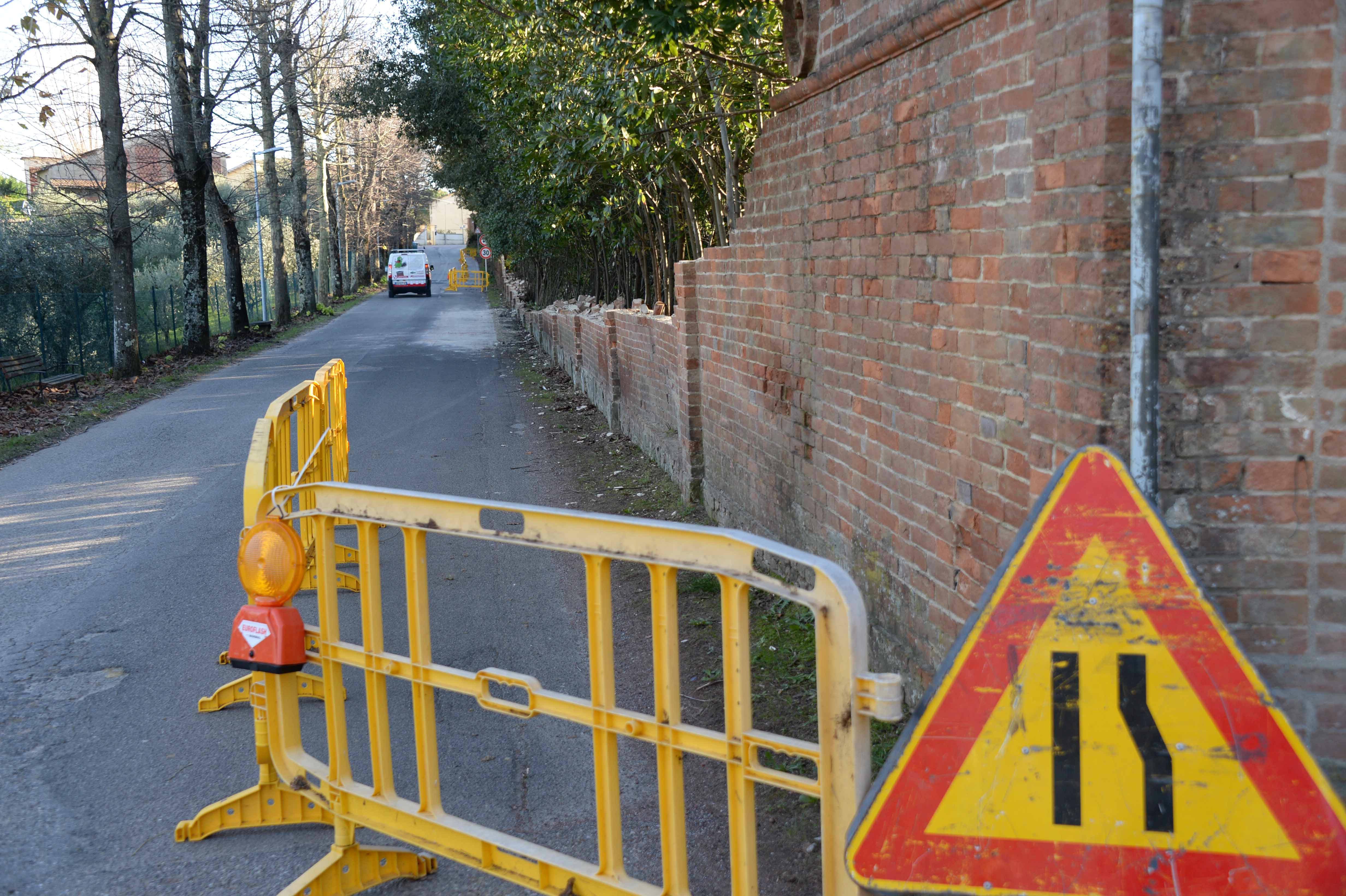 Il muro crollato di villa Il Poggio a Crespina 