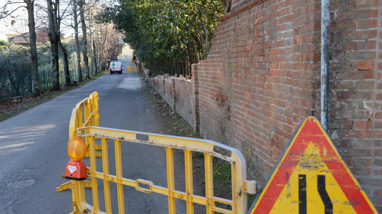 Il muro crollato di villa Il Poggio a Crespina