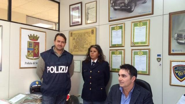 L'ispettore superiore della Postale Stefano Niccoli (a destra) durante la conferenza stampa