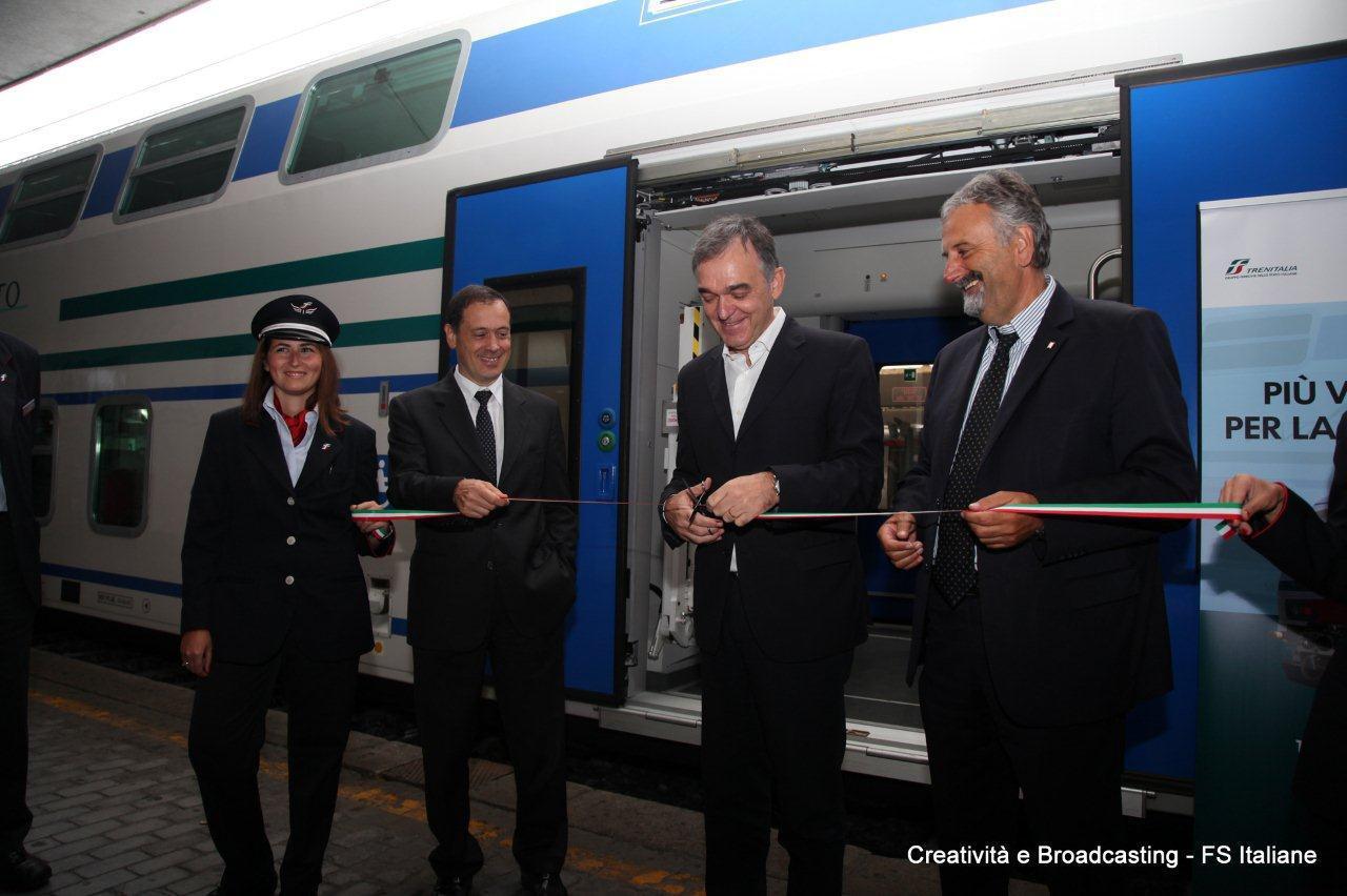 Rossi, Ceccarelli (ds) e l'ad di Trenitalia Soprano  alla consegna dei treni Vivalto per la linea Lucca Firenze