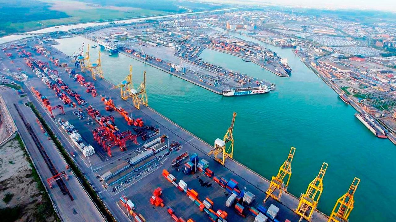 Una veduta della Darsena Toscana nel porto di Livorno