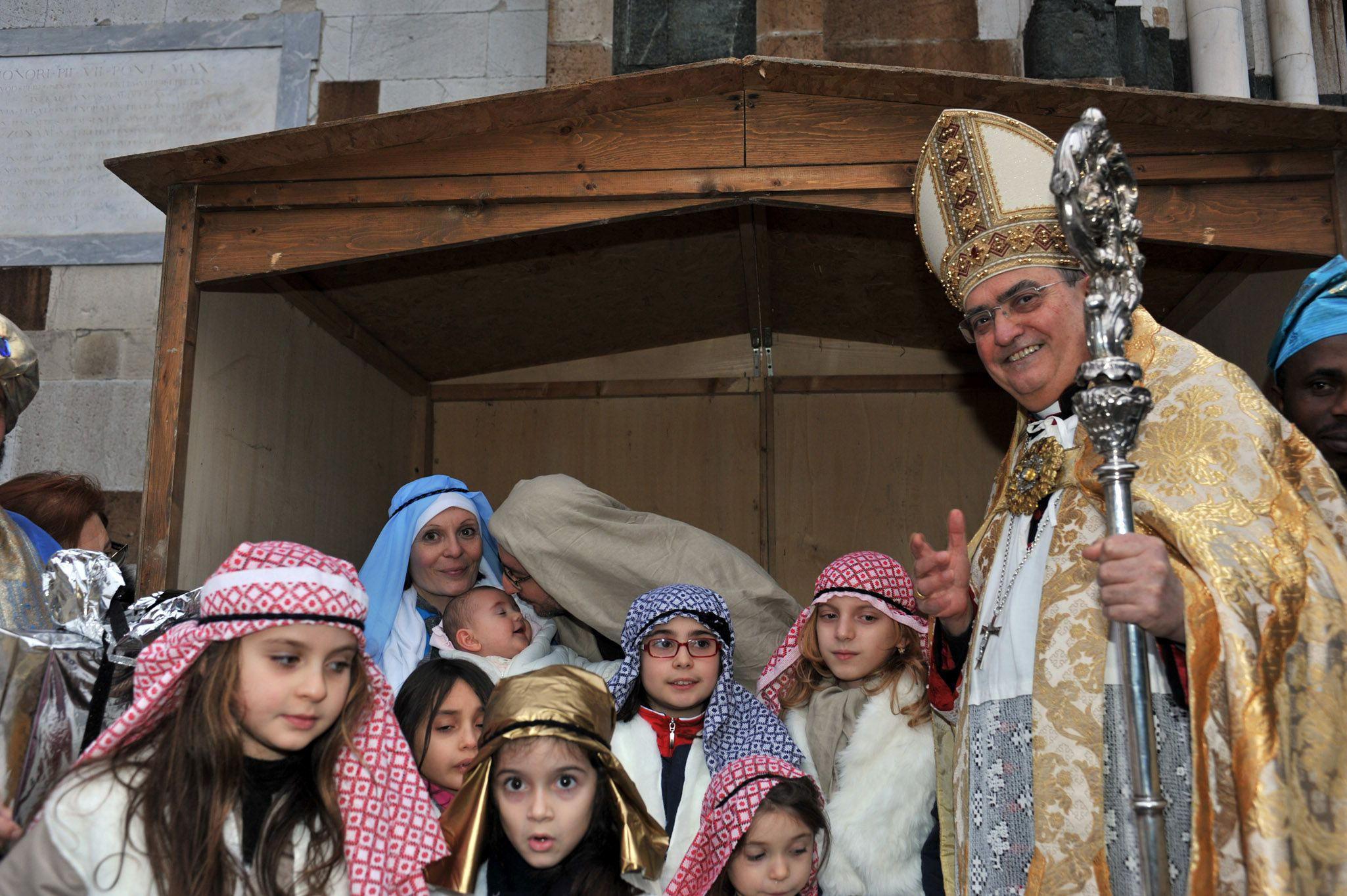 Il vescovo Franco Agostinelli assieme ad alcuni bambini