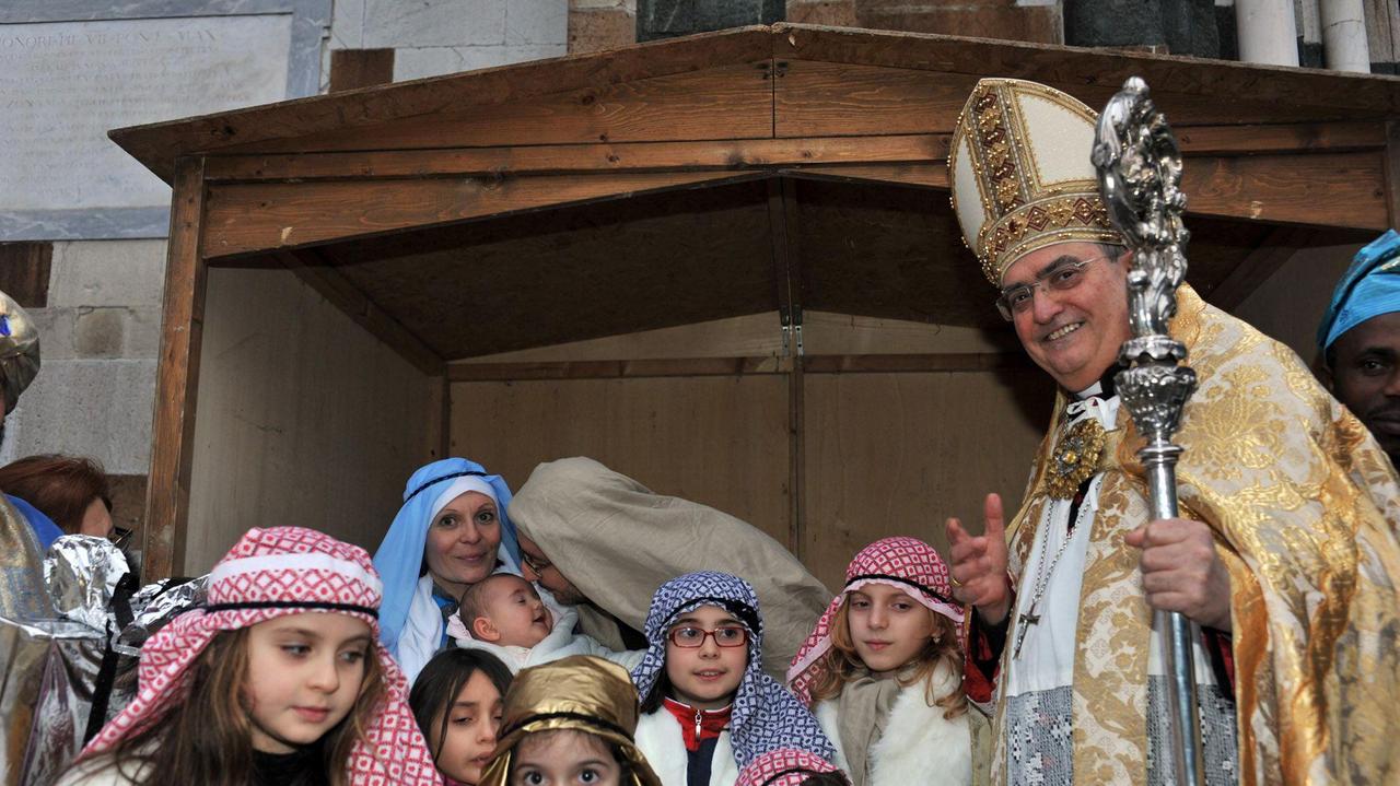 Il vescovo Franco Agostinelli assieme ad alcuni bambini