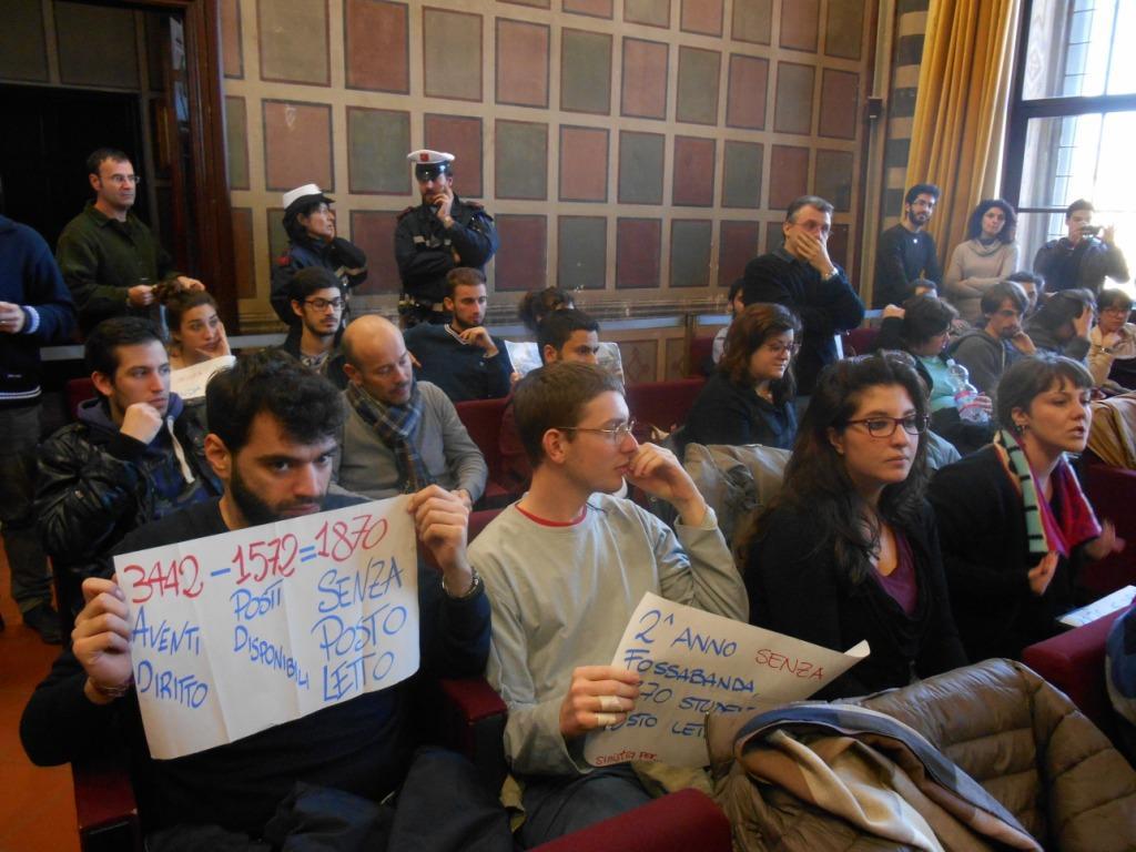Alcuni degli studenti seduti al posto dei consiglieri comunali