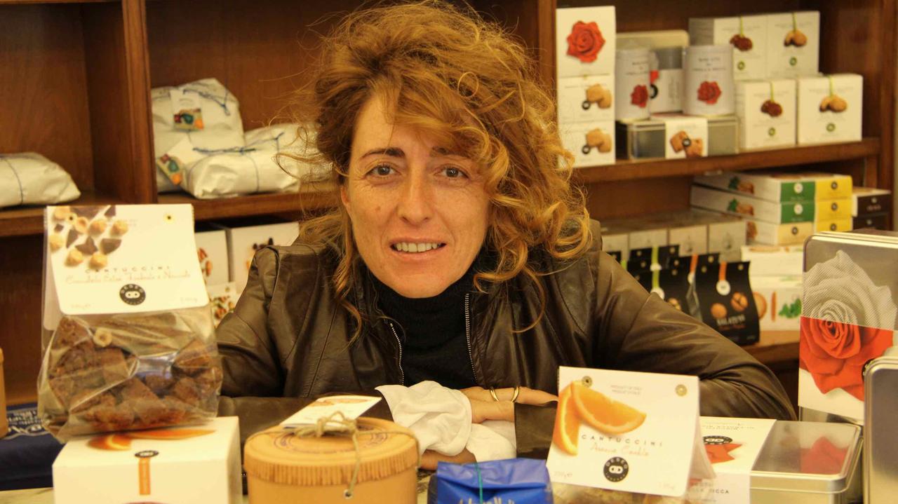 Elisabetta Pandolfini, titolare del Biscottificio Mattei con le diverse confezioni di biscotti