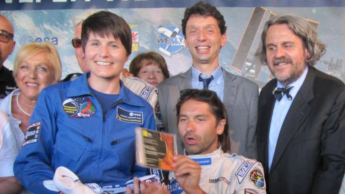 L'astronauta Samantha Cristoforetti (a sinistra) insieme al titolare della casa discografica livornese Fonè, Giulio Cesare Ricci (a destra). Al centro, con il cd in mano, Marco Cherubini, della pattuglia acrobatica di "WeFly!"