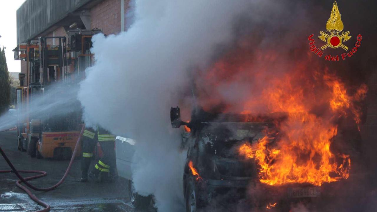 I vigili del fuoco spengono l'incendio del furgone in via Toscana