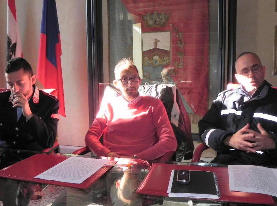 Un ispettore contro i rifiuti abbandonati 