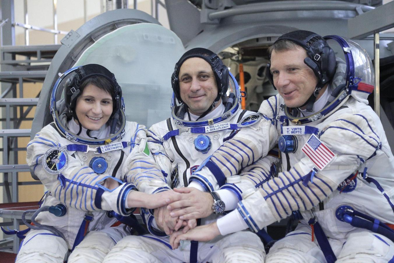 L'astronauta italiana Samantha Cristoforetti (a sinistra) insieme ai colleghi prima della partenza verso la stazione spaziale internazionale