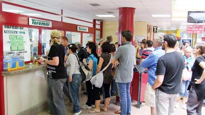 Fila alla biglietteria di Piombino (foto di Paolo Barlettani)