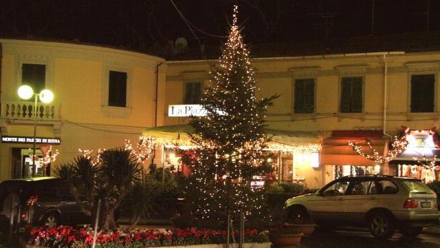 La piazza di Castiglioncello per il periodo natalizio, alcuni anni fa