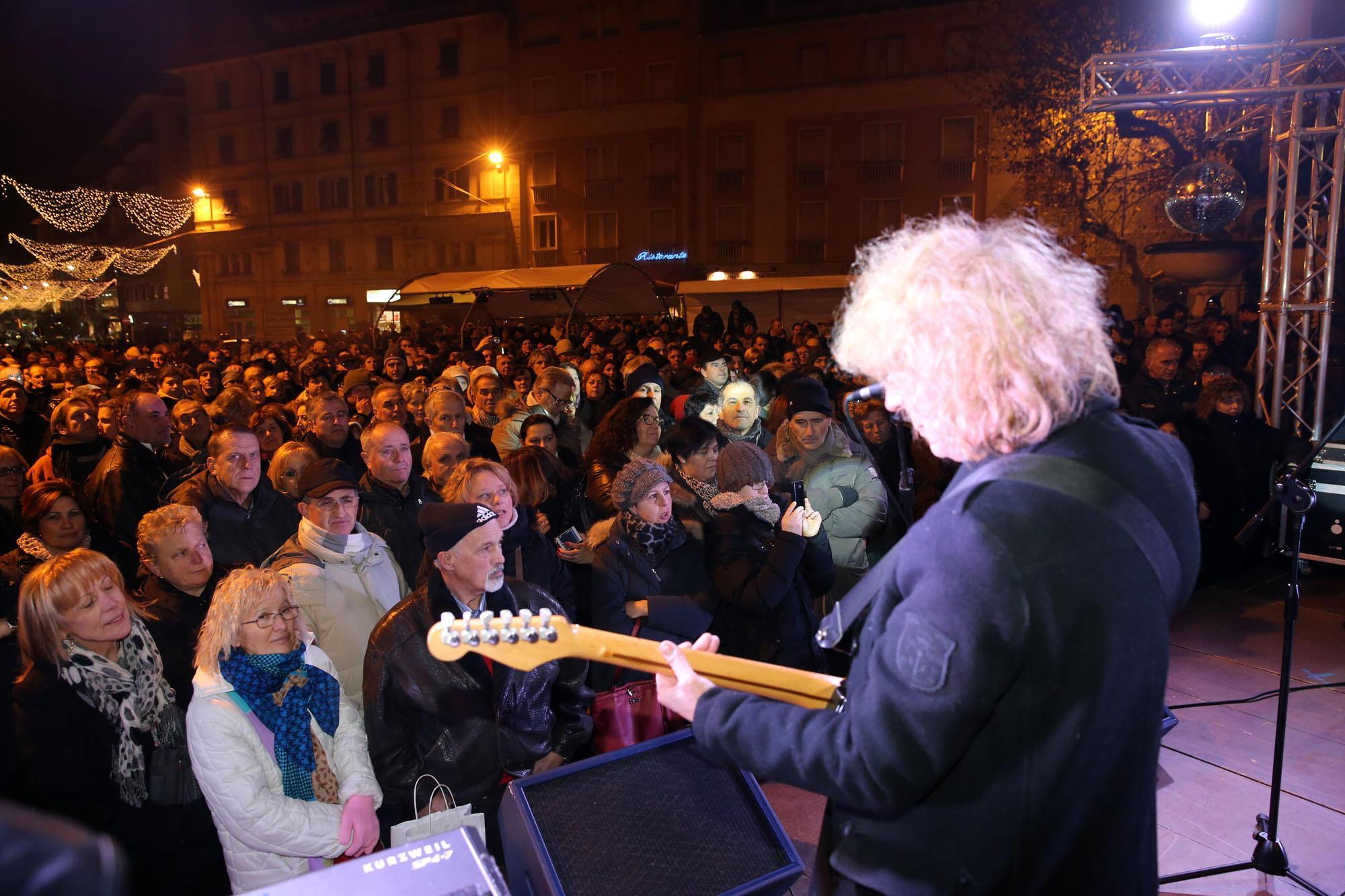La folla in piazza dle Popolo per gli Homo Sapiens a Capodanno 2013 (Foto Nucci)