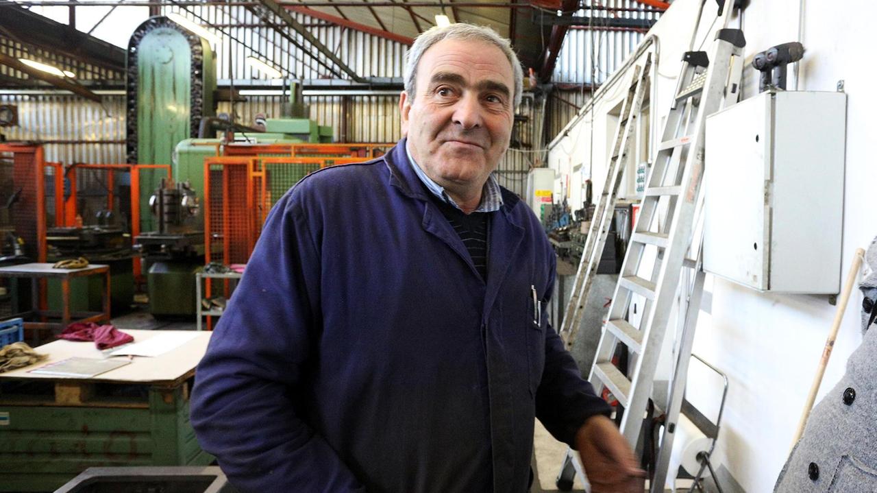 Enzo Capecci all'interno della sua azienda