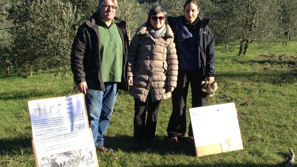 Esponenti del Comitato No Sev sul luogo in cui dovrebbe sorgere la stazione. Al centro la portavoce Silvia Sorri, a destra Agnese Santi