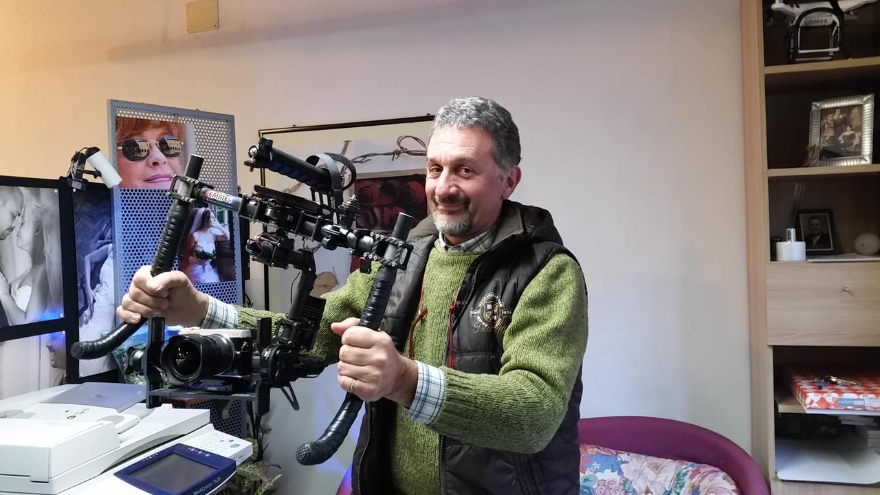 Marco Cavaciocchi con un'attrezzatura adattata per ottenere foto e video spettacolari