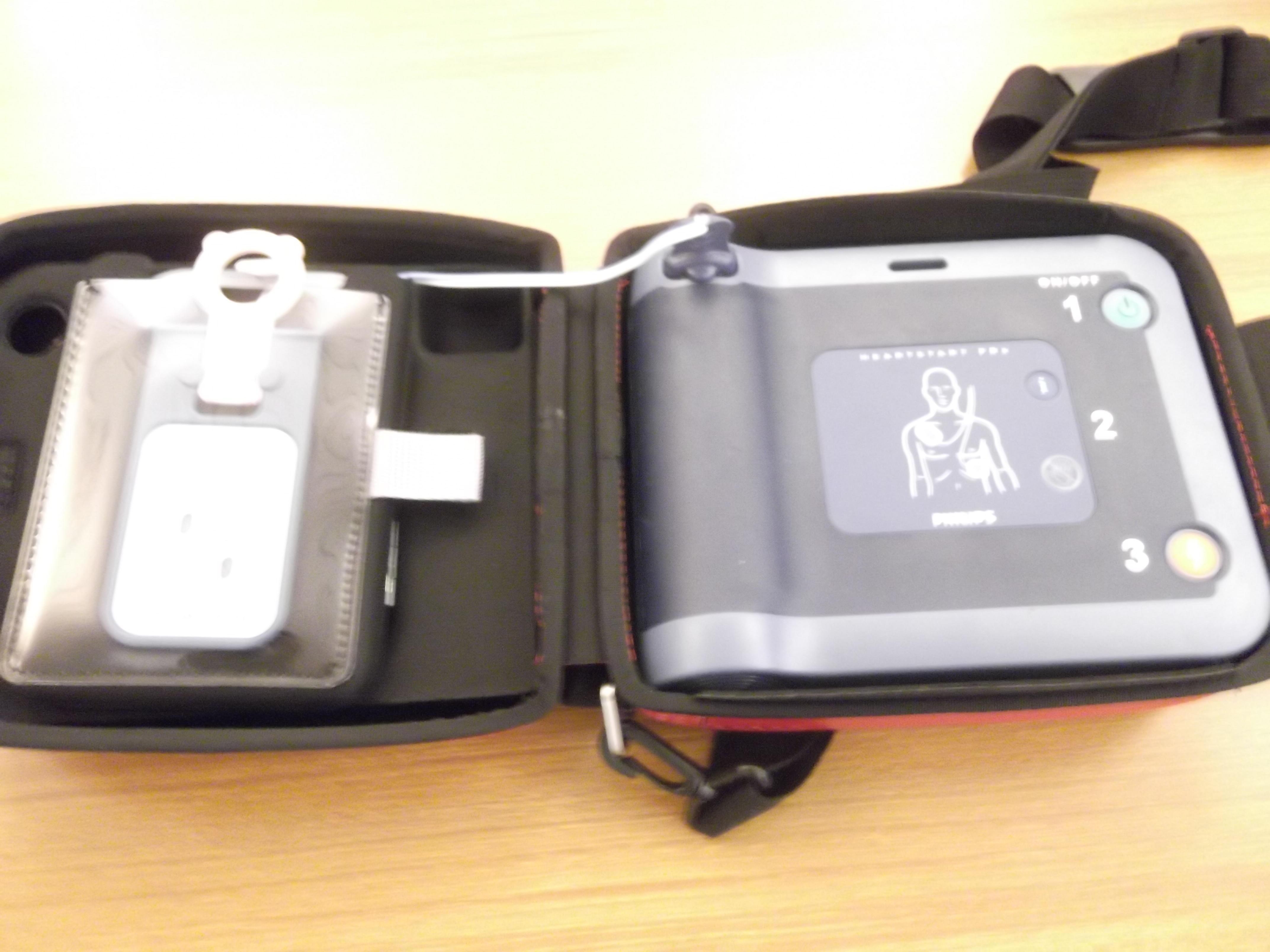 Un defibrillatore: da gennaio questi apparecchi saranno obbligatori nelle palestre