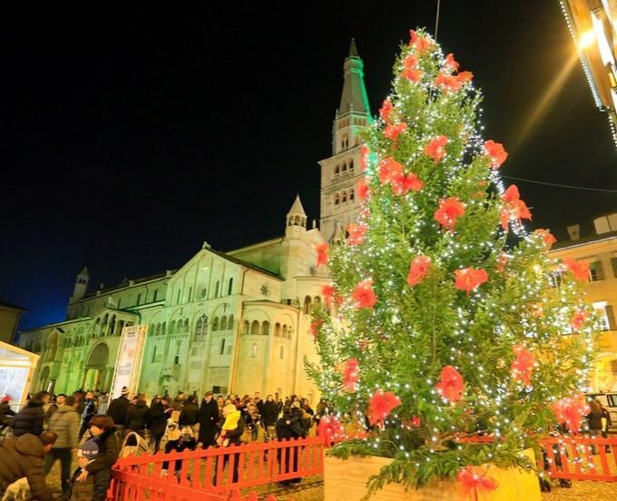 Natale alla modenese: alberi, luminarie, presepi e un'atmosfera speciale