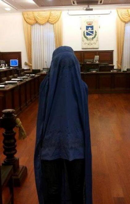 Va in consiglio vestendo il burqa 