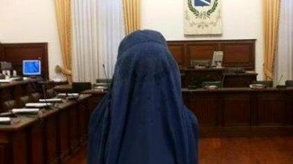 Va in consiglio vestendo il burqa