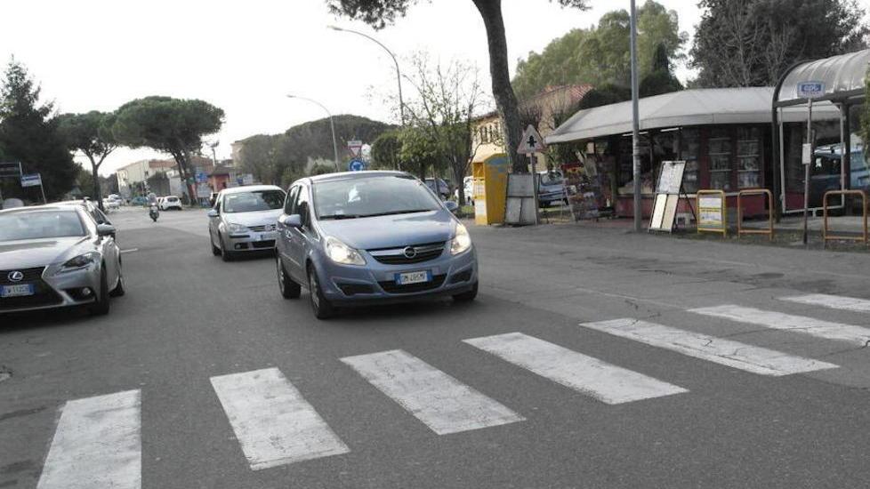 Strisce pedonali a rischio per chi attraversa la strada