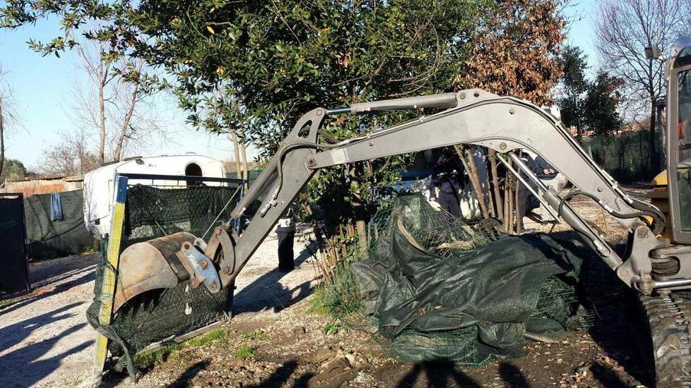 Giù le baracche dei rom orti sociali al loro posto