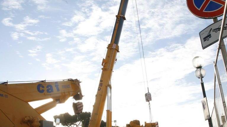 In piazza arriva la maxi gru Oggi sarà sollevato il ponte